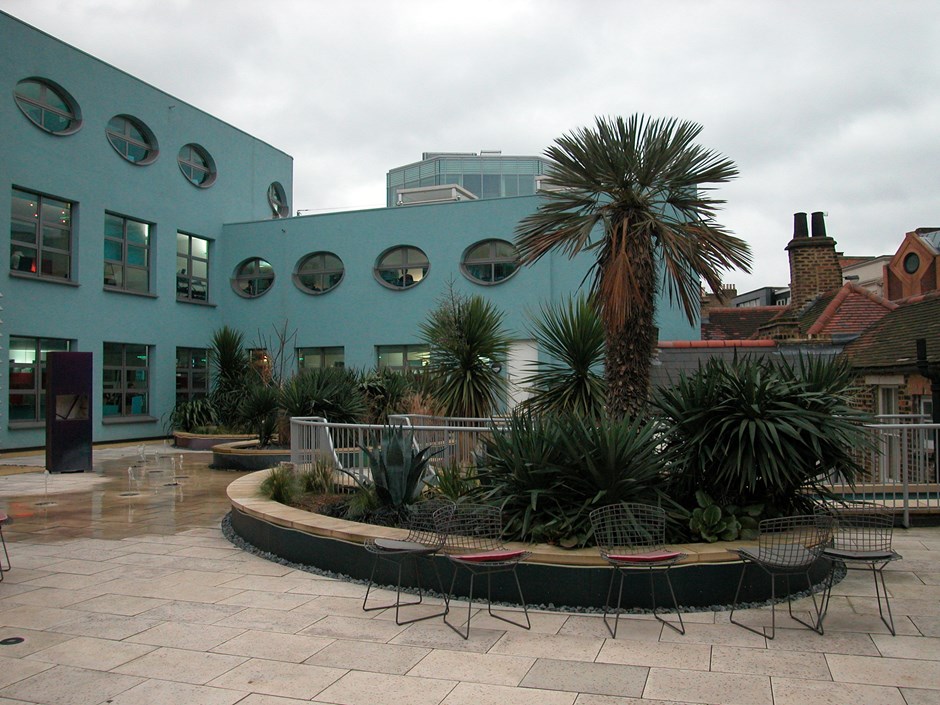 Communal courtyard (Fulham Island)